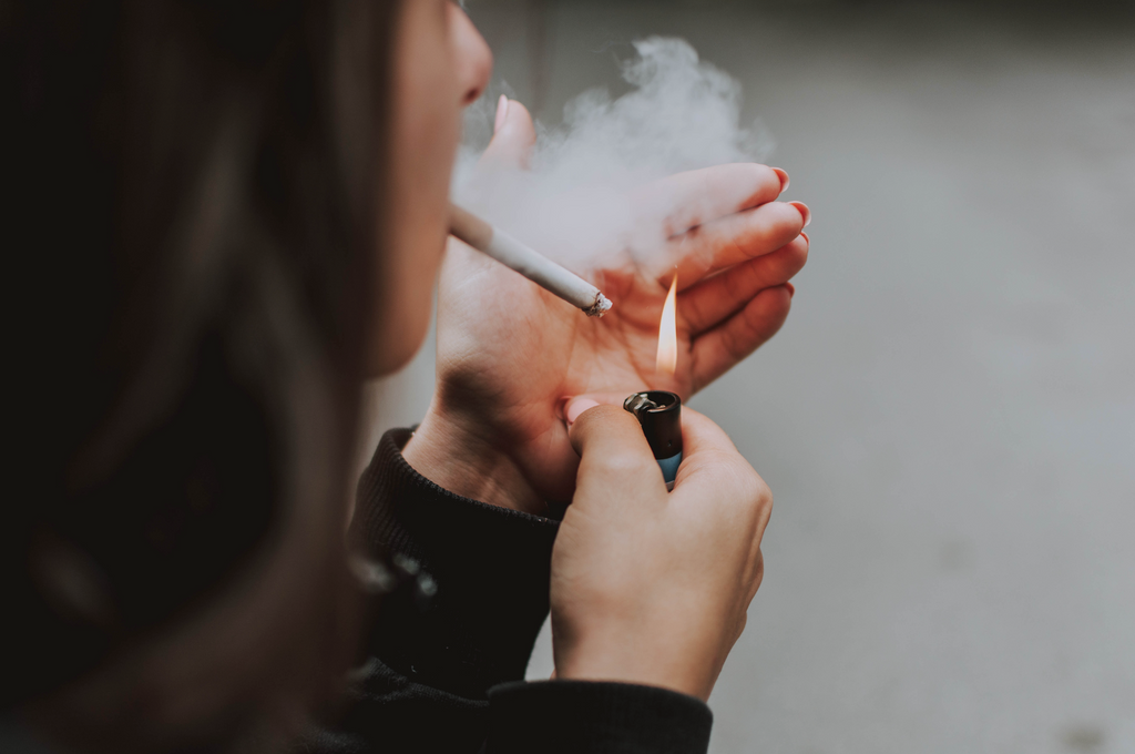 ¿Cómo daña el cigarro a tu cabello?